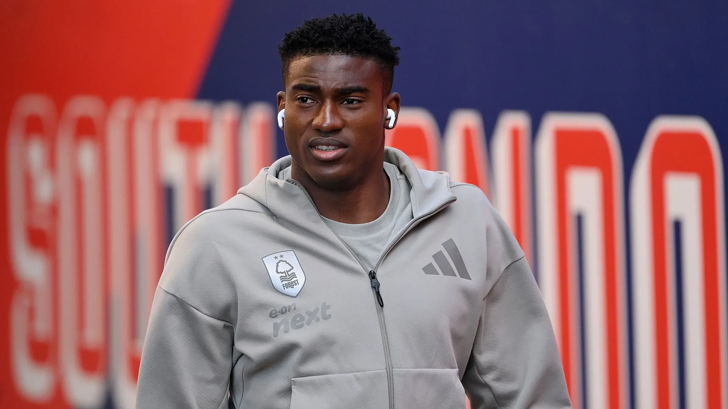 تايوو أوونيي، مهاجم نوتنجهام فورست، يظهر في لقطة أثناء وصوله للملاعب، بعد تعرضه لإصابة خطيرة في البطن خلال مباراة ضد ليستر سيتي.