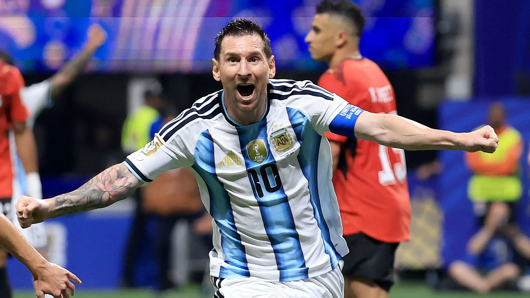 ليونيل ميسي يحتفل بهدف في مباراة دولية مع الأرجنتين، مع التركيز على تأثيره التكتيكي في مواجهة إنجلترا في بطولة كبرى.