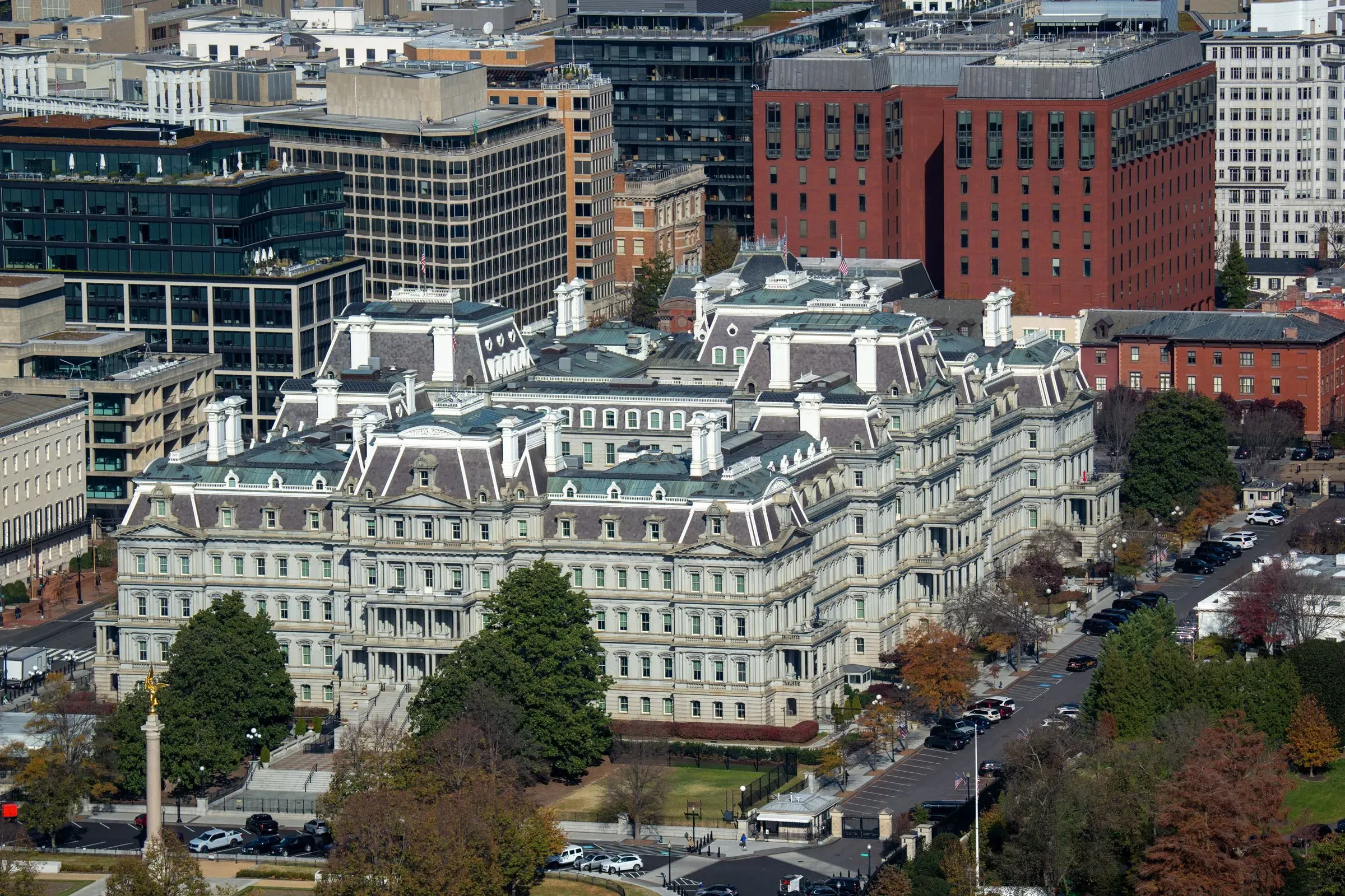 مبنى أيزنهاور التاريخي يظهر من الأعلى، محاطًا بمباني حديثة، ويعكس تصميمه الفريد وأهميته الثقافية في واشنطن.