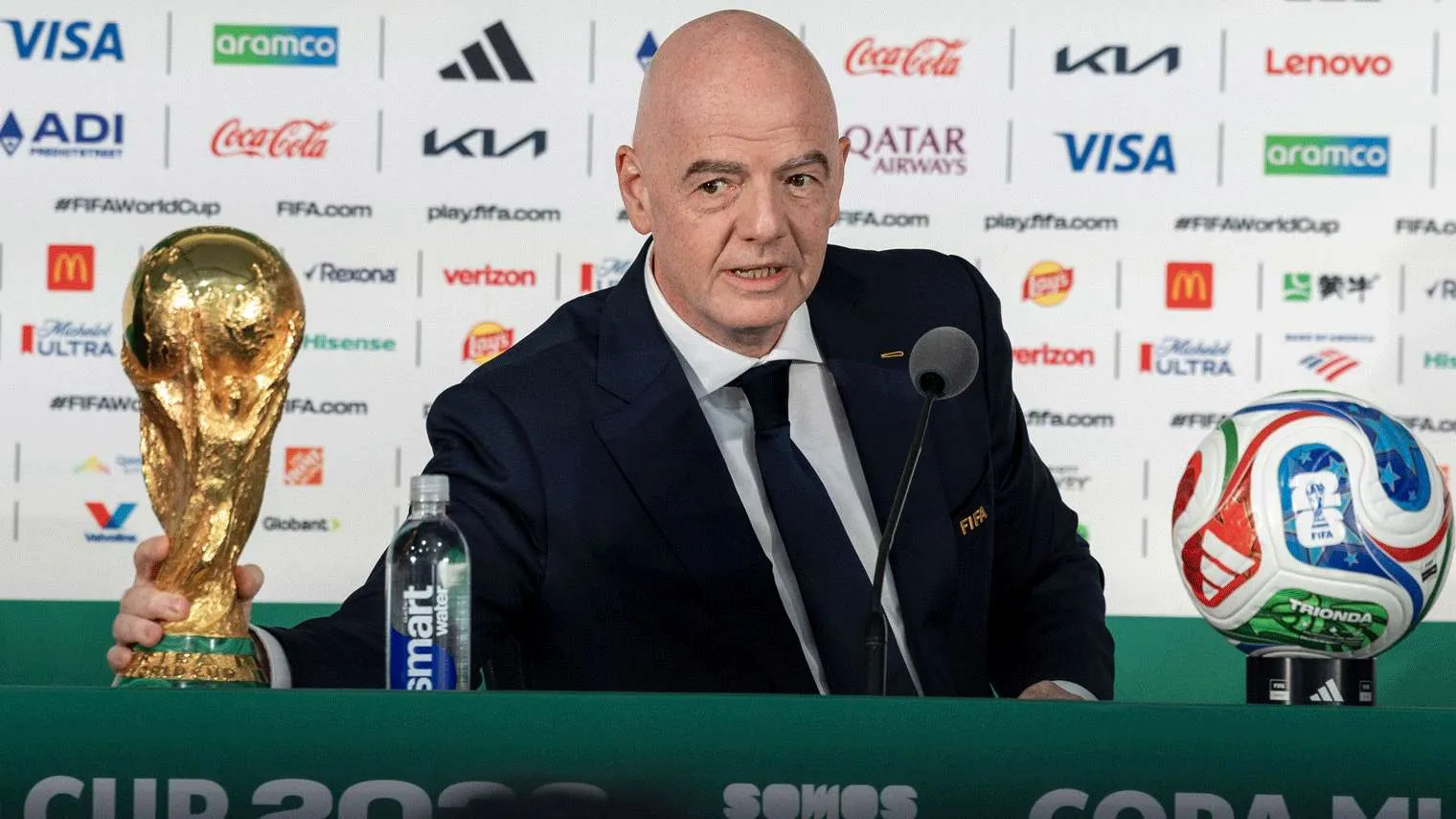 جياني إنفانتينو رئيس FIFA يتحدث في مؤتمر صحفي مع كأس العالم وكرة قدم، وسط جدل حول قيادته وتحويل FIFA إلى نموذج تجاري.