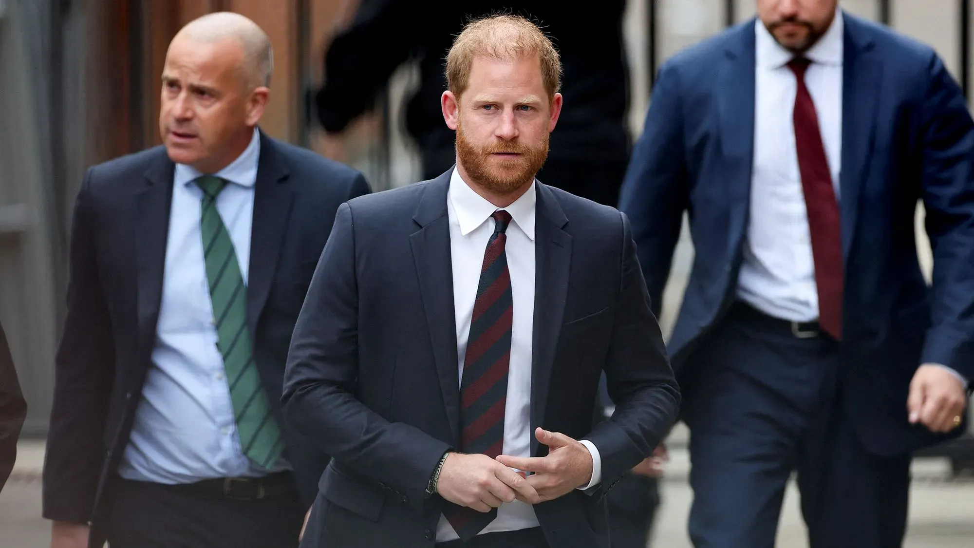 الأمير هاري يسير في المحكمة بلندن، مع وجود حراس شخصيين، وسط أجواء قانونية تتعلق بترتيباته الأمنية في المملكة المتحدة.