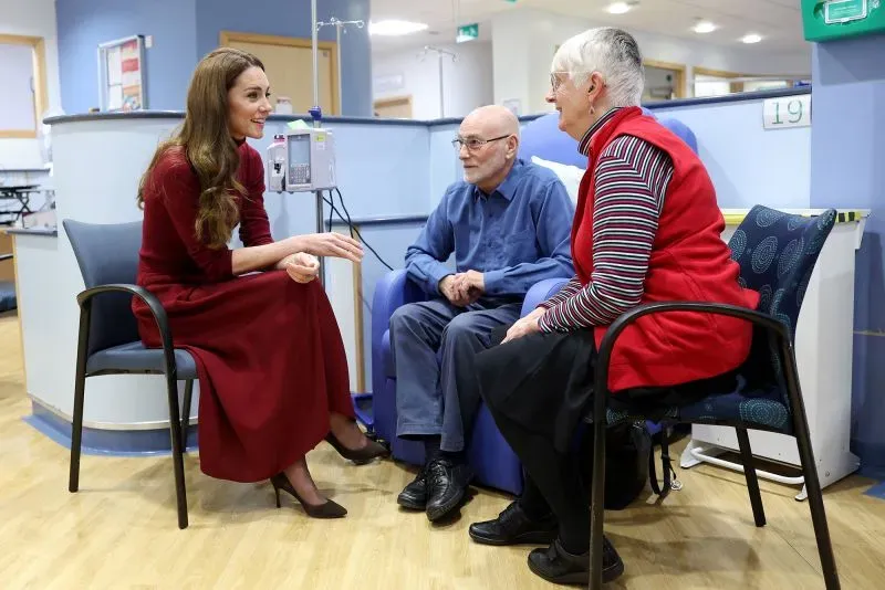 كاثرين، أميرة ويلز، تتحدث مع مريضين في مستشفى رويال مارسدن، معبرة عن امتنانها للفرق الطبية خلال زيارتها.