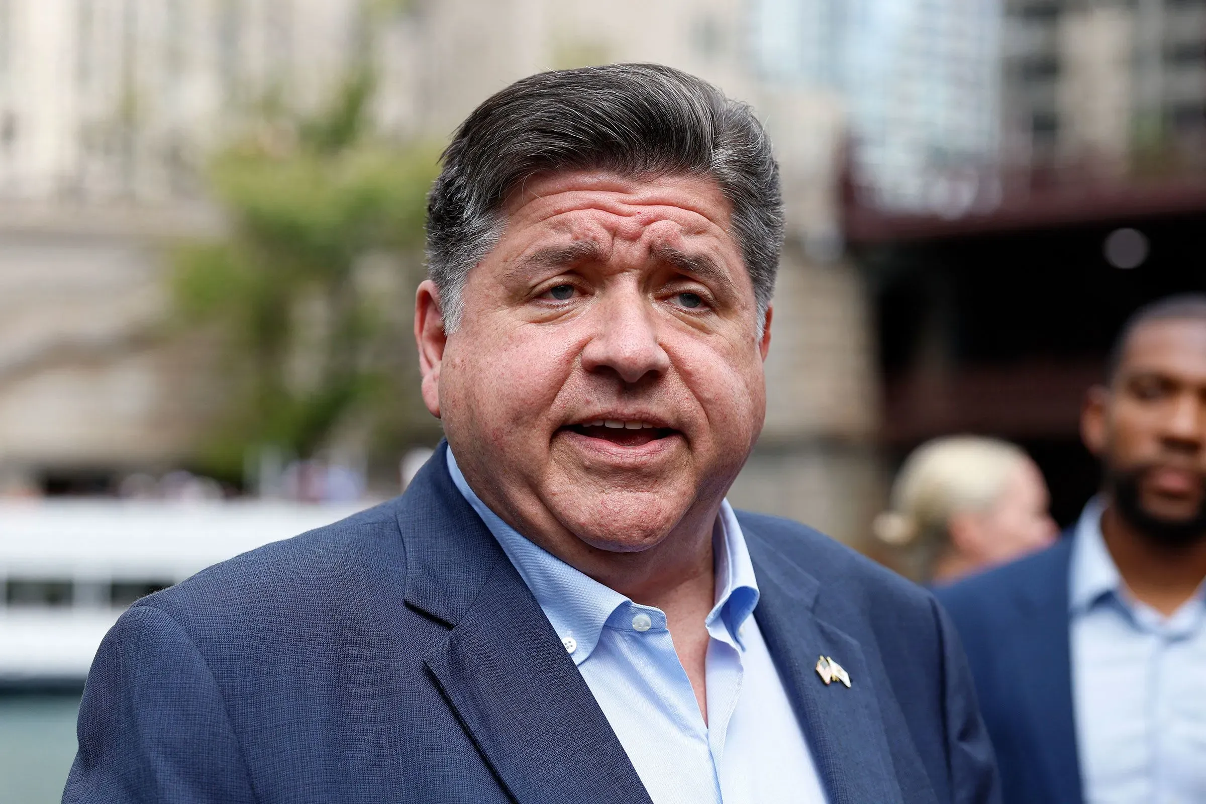 حاكم إلينوي جي بي بريتزكر يتحدث في مؤتمر صحفي في شيكاغو، معبرًا عن انتقاده لإرسال قوات فيدرالية إلى المدينة.