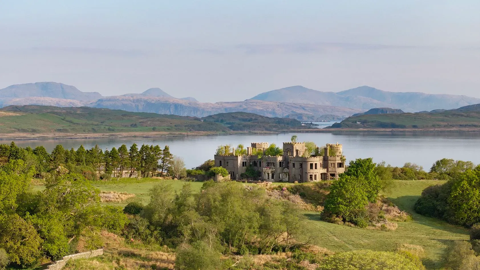 جزيرة شونا الاسكتلندية تعرض قلعة مدمرة محاطة بالطبيعة الخلابة، مع مشاهد جبلية وخلجان، تبرز كوجهة فريدة للمشترين.