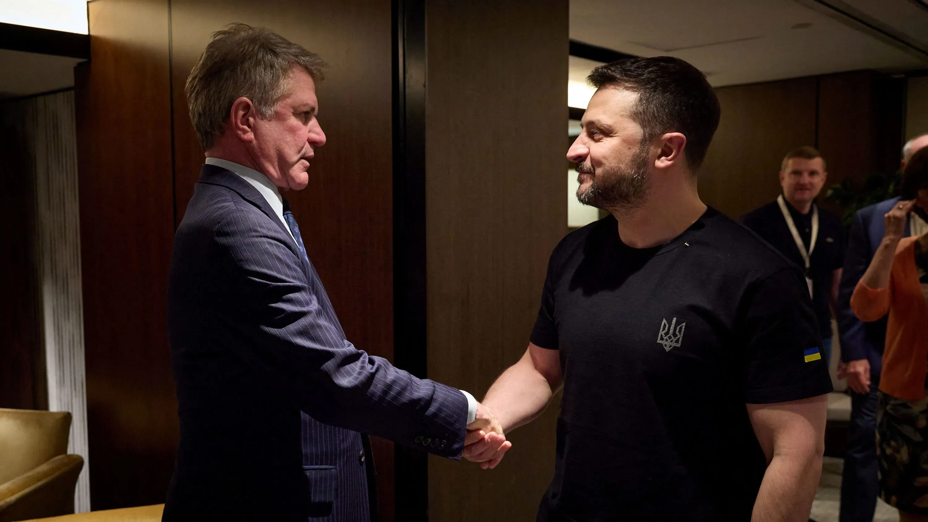 لقاء بين النائب الجمهوري مايكل ماكول والرئيس الأوكراني فولوديمير زيلينسكي، يعكس دعم الولايات المتحدة لأوكرانيا في مواجهة العدوان الروسي.