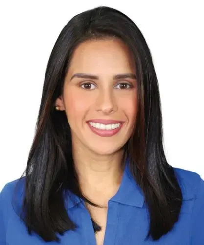 أنجيلا فيرغارا، عضوة الكونغرس الكولومبي، تتحدث عن اعتقال ابنها رافائيل من قبل إدارة الهجرة الأمريكية، مشيرةً إلى الظروف القاسية التي يواجهها المهاجرون.