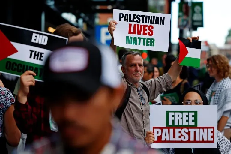 محتجون يحملون لافتات تدعو لدعم فلسطين، مع شعارات مثل "حياة الفلسطينيين مهمة" و"حرروا فلسطين"، في تظاهرة بواشنطن.