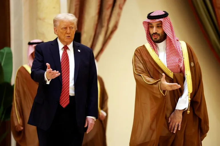 الرئيس الأمريكي السابق دونالد ترامب وولي العهد السعودي محمد بن سلمان خلال لقاء يعكس الاتفاق على تطوير برنامج نووي مدني سعودي.