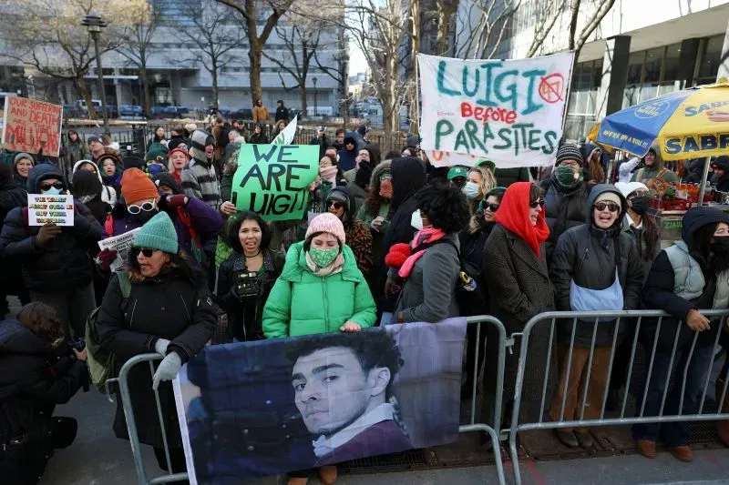 تجمع حشود من المؤيدين خارج المحكمة في مانهاتن، حاملين لافتات دعم للمتهم لويجي مانجيوني، الذي يواجه تهمًا بالقتل.