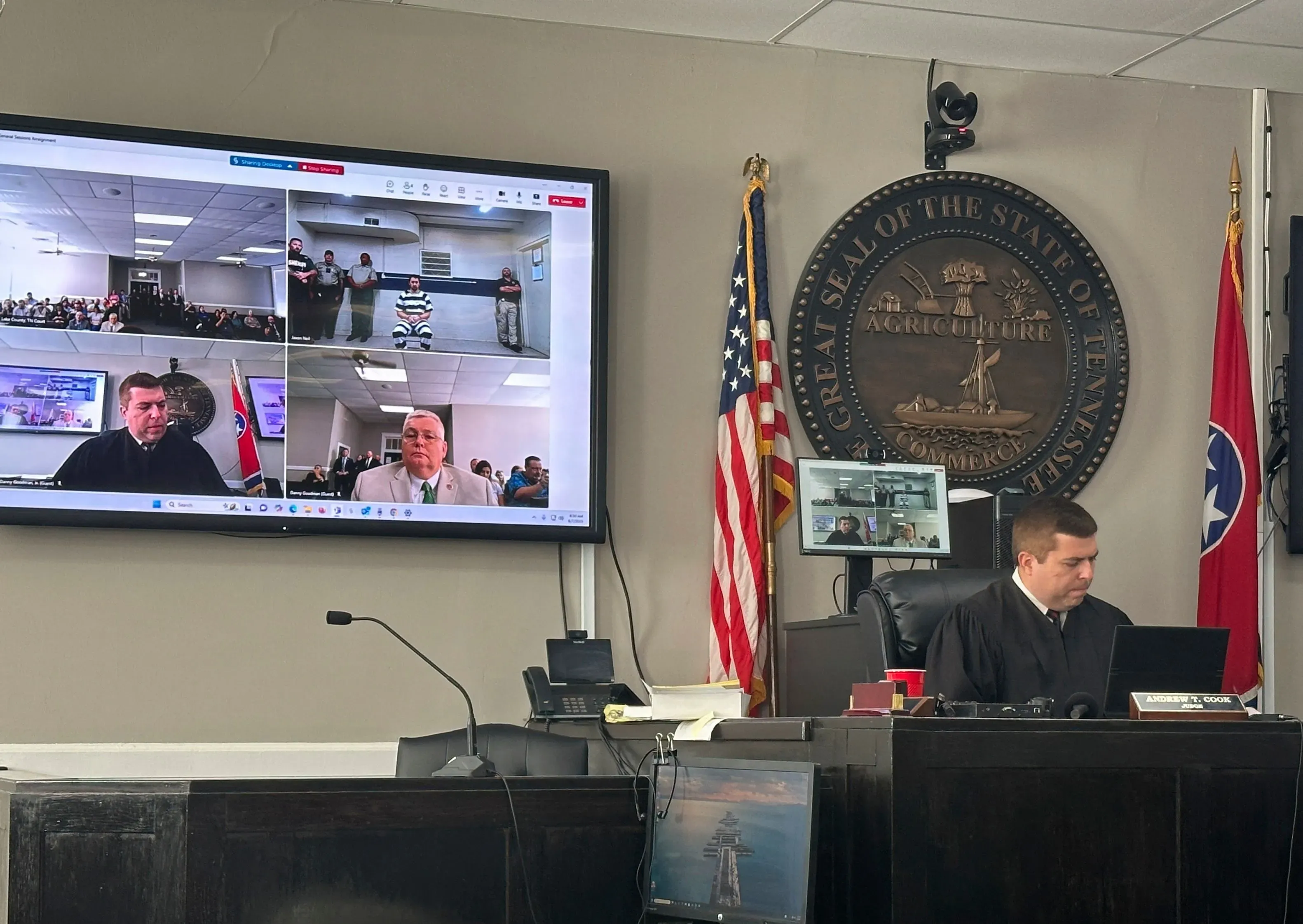 جلسة محكمة عبر الفيديو لأوستن روبرت دروموند، المتهم بقتل أربعة أفراد من عائلة في تينيسي، بحضور القاضي والموظفين.