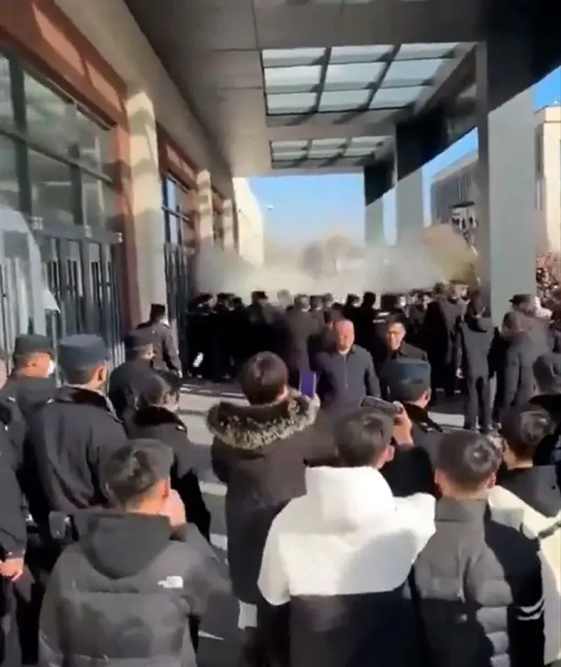 احتجاجات عنيفة في الصين خارج مدرسة بوتشنغ، حيث يواجه المحتجون شرطة مكافحة الشغب وسط توتر شديد بعد وفاة طالب مراهق.