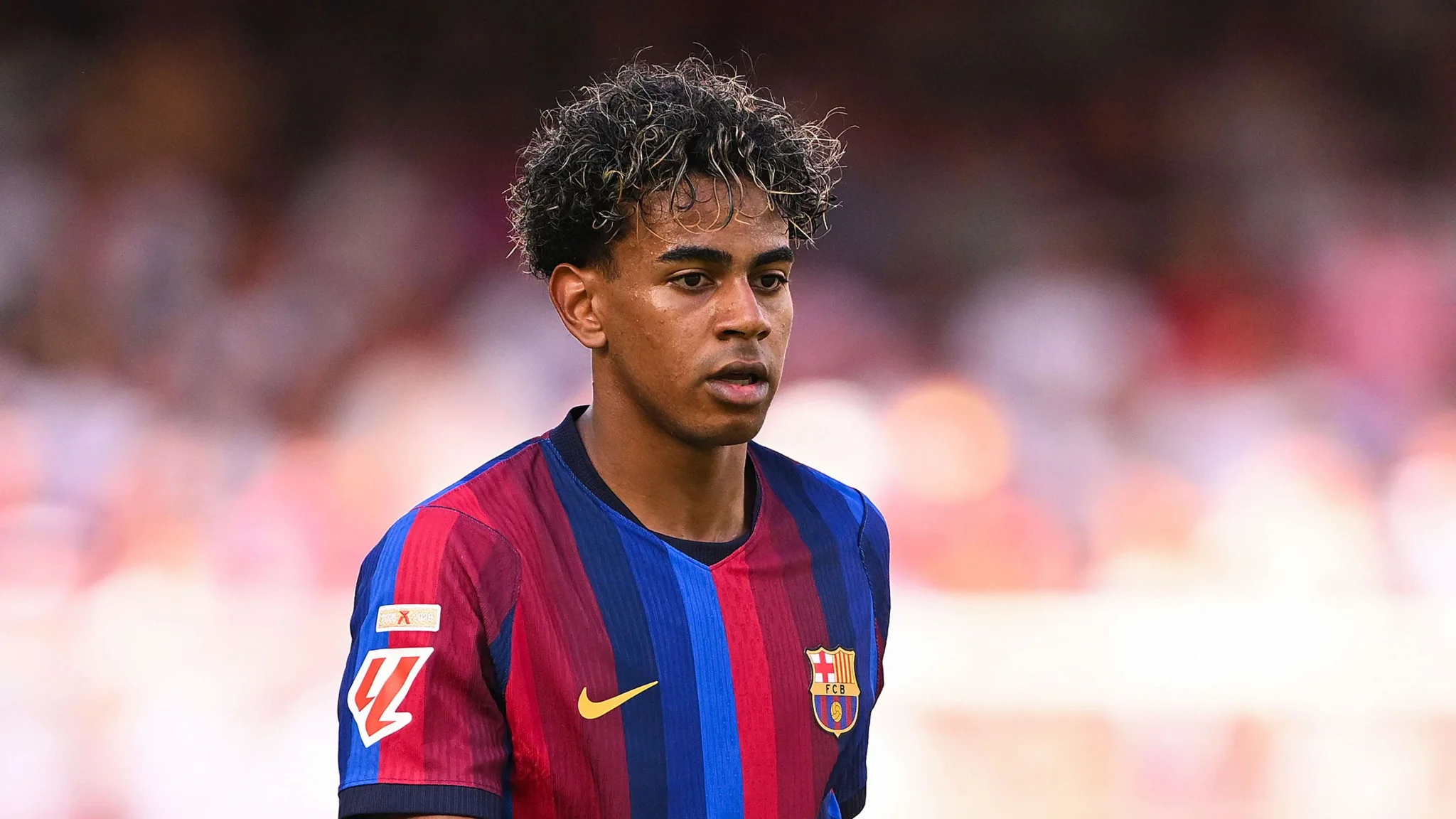 لاعب كرة القدم لامين يمال في زي برشلونة، مرشح صاعد في سباق الكرة الذهبية 2025 حسب تصريحات أوسمان ديمبيلي.