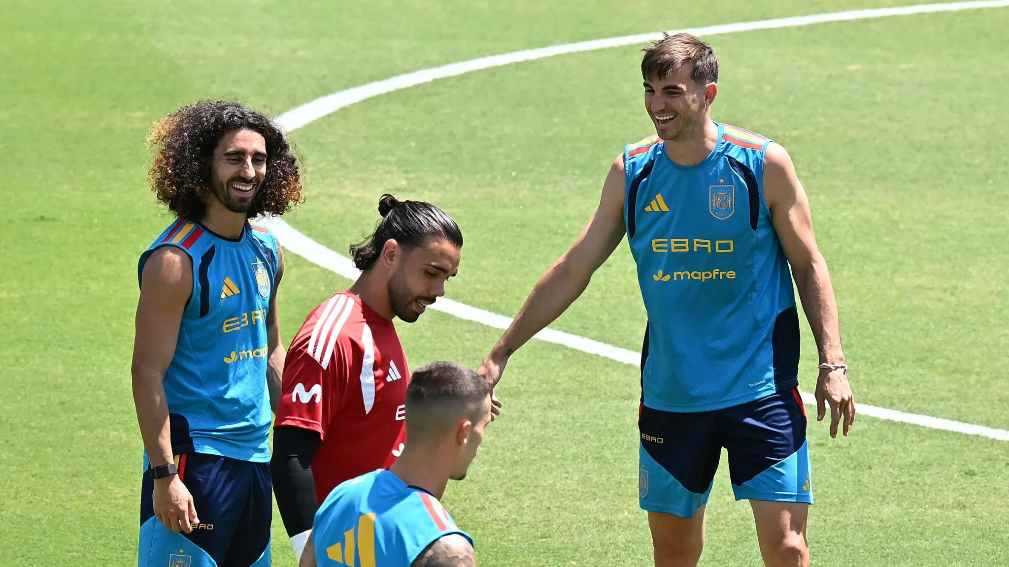 لاعبو منتخب إسبانيا لكرة القدم يتدربون استعدادًا لكأس العالم، مع تركيز على فيليبي كوتينيو وفابيو رويز في أجواء ودية على العشب.