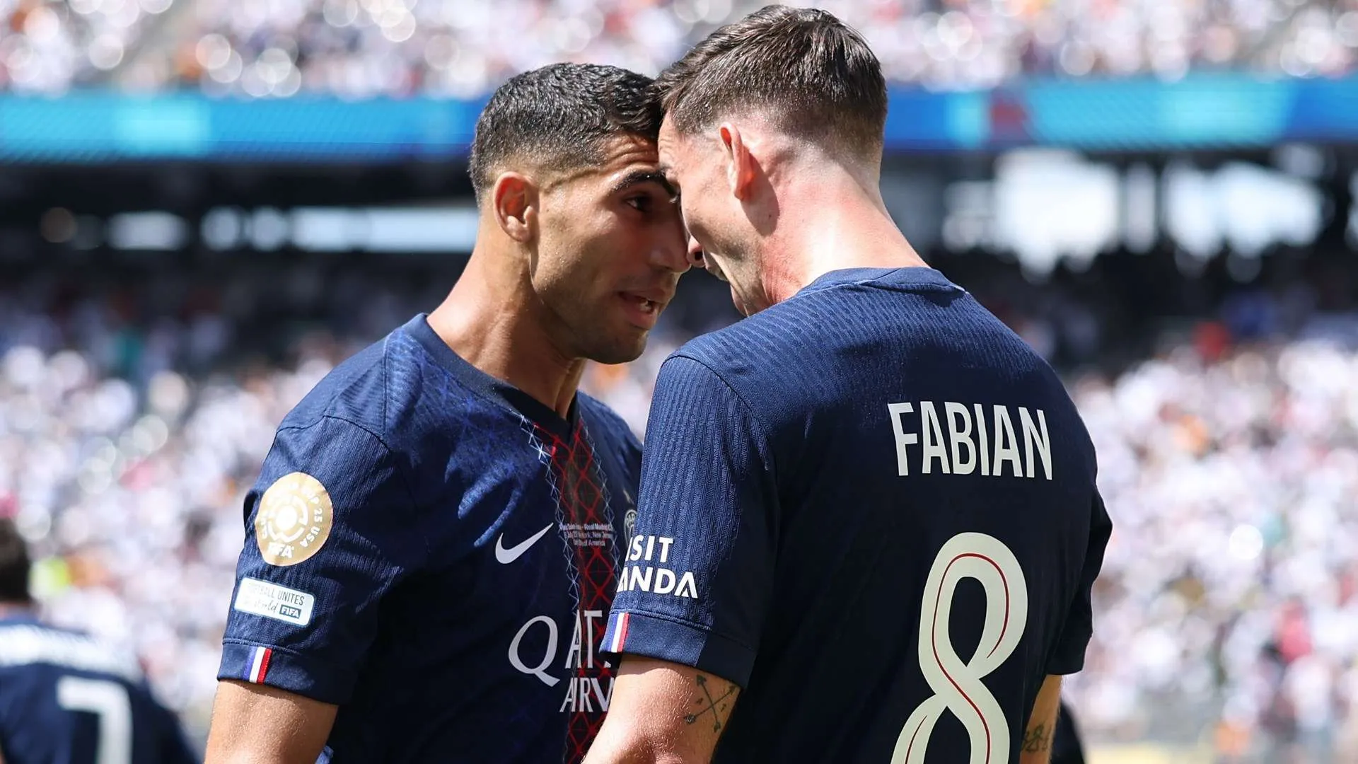 فابيو رويز لاعب وسط باريس سان جيرمان يتبادل حديثاً حماسياً مع زميله في الملعب خلال مباراة رسمية في الدوري الفرنسي.
