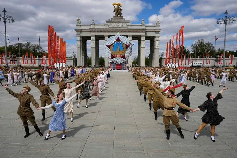 رقصة جماعية تحت سماء موسكو، حيث يرتدي المشاركون أزياء عسكرية ومدنية، احتفالاً بمناسبة يوم النصر.