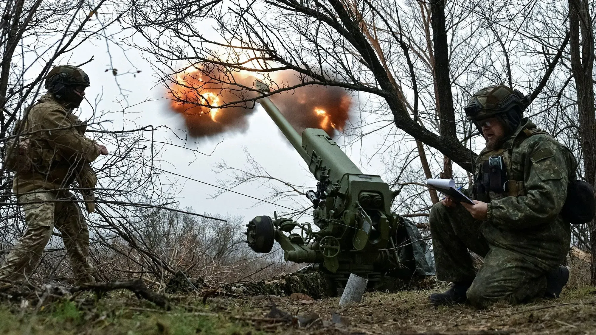 مدفعية تابعة للقوات الأوكرانية تطلق النار خلال اشتباكات في منطقة قريبة من الخطوط الأمامية، مع التركيز على الأجواء العسكرية المتوترة.
