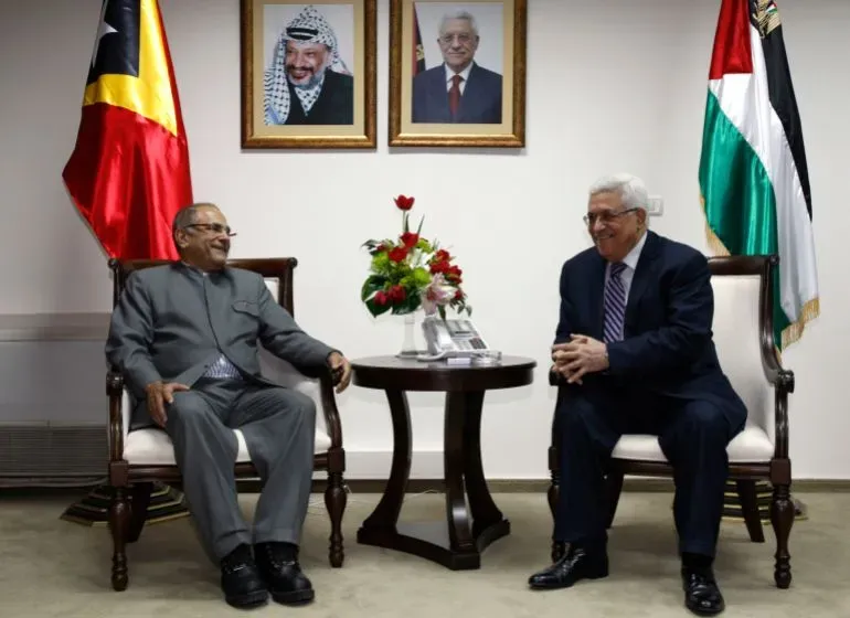 اجتماع بين خوسيه راموس-هورتا، رئيس تيمور الشرقية، ومحمود عباس، رئيس السلطة الفلسطينية، في مكتب رسمي، مع العلمين الفلسطيني والتيموري في الخلفية.