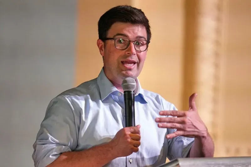 لاري كراسنر، مدعي عام فيلادلفيا، يتحدث إلى الحضور، مع التركيز على قضايا العدالة الاجتماعية ومقاومة أجندة ترامب.