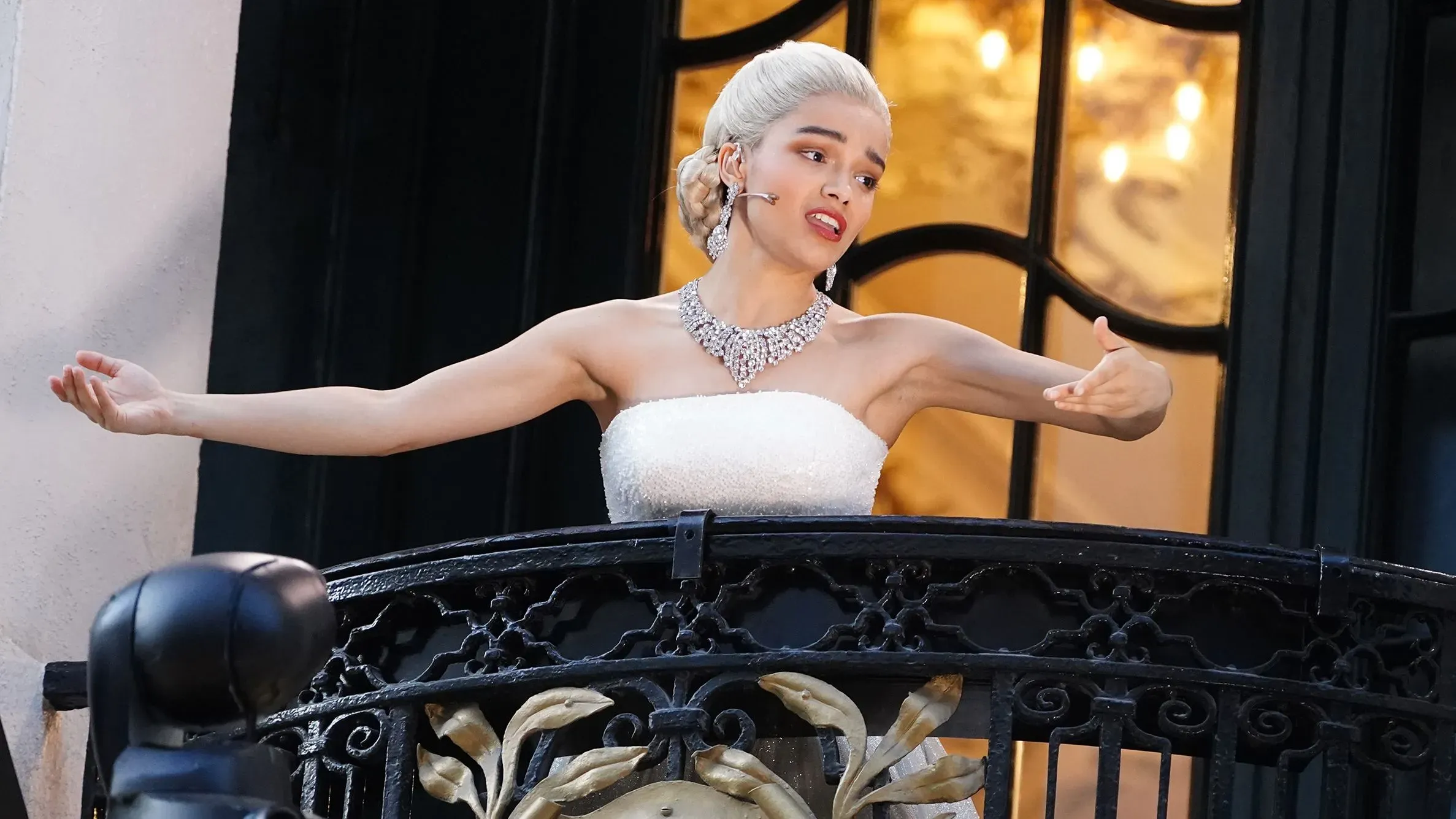 راشيل زيغلر تؤدي أغنية "لا تبكي من أجل الأرجنتين" من شرفة مسرح بالاديوم في لندن، أمام جمهور متجمع في الأسفل.