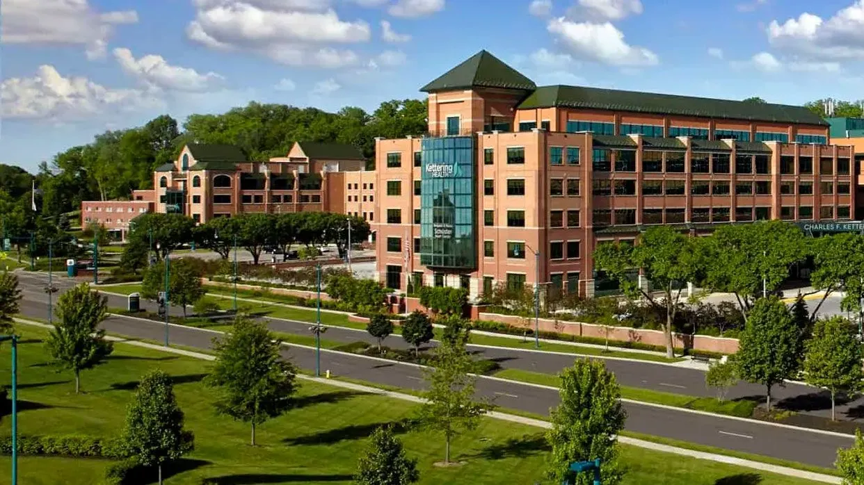 مستشفى كيترينج في أوهايو، يظهر المبنى الرئيسي المحاط بالأشجار والمساحات الخضراء، بعد تعرضه لهجوم إلكتروني أدى إلى إلغاء إجراءات طبية.