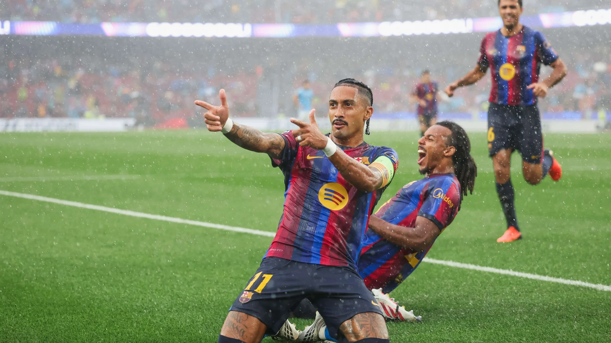 رافينيا قائد برشلونة يحتفل بهدفه في دوري أبطال أوروبا، مع أداء مميز تحت قيادة هانسي فليك.