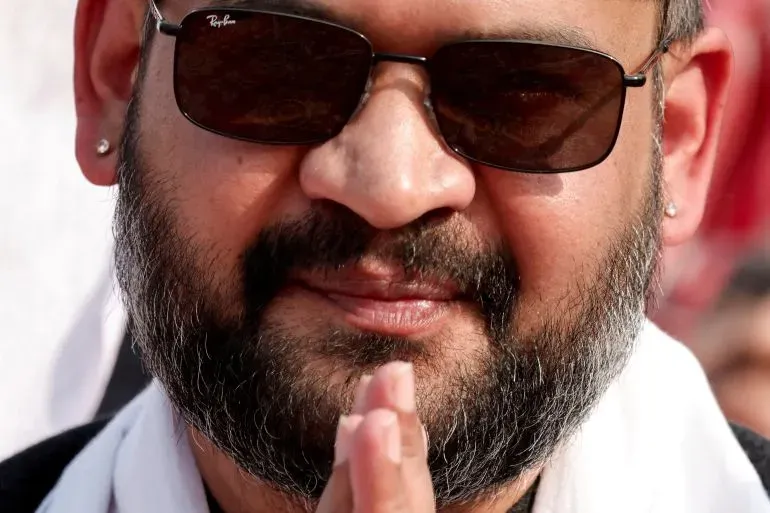 باليندرا شاه، زعيم حزب راستريا سواتانترا الوسطي، يظهر مبتسمًا ويرتدي نظارات شمسية، مع إشارة تحية تعكس فوزه في الانتخابات النيبالية.