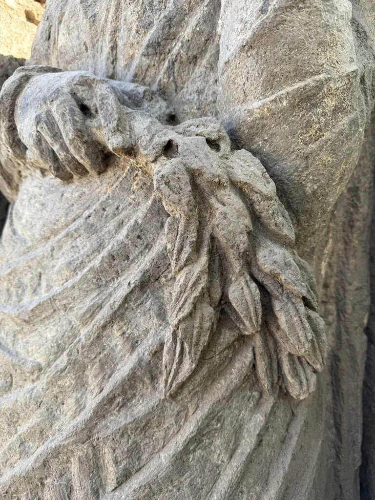 اكتشاف تمثال جنائزي لامرأة تحمل أوراق الغار، مما يبرز دور الكاهنات في بومبي القديمة وعلاقتهن بالعبادة.