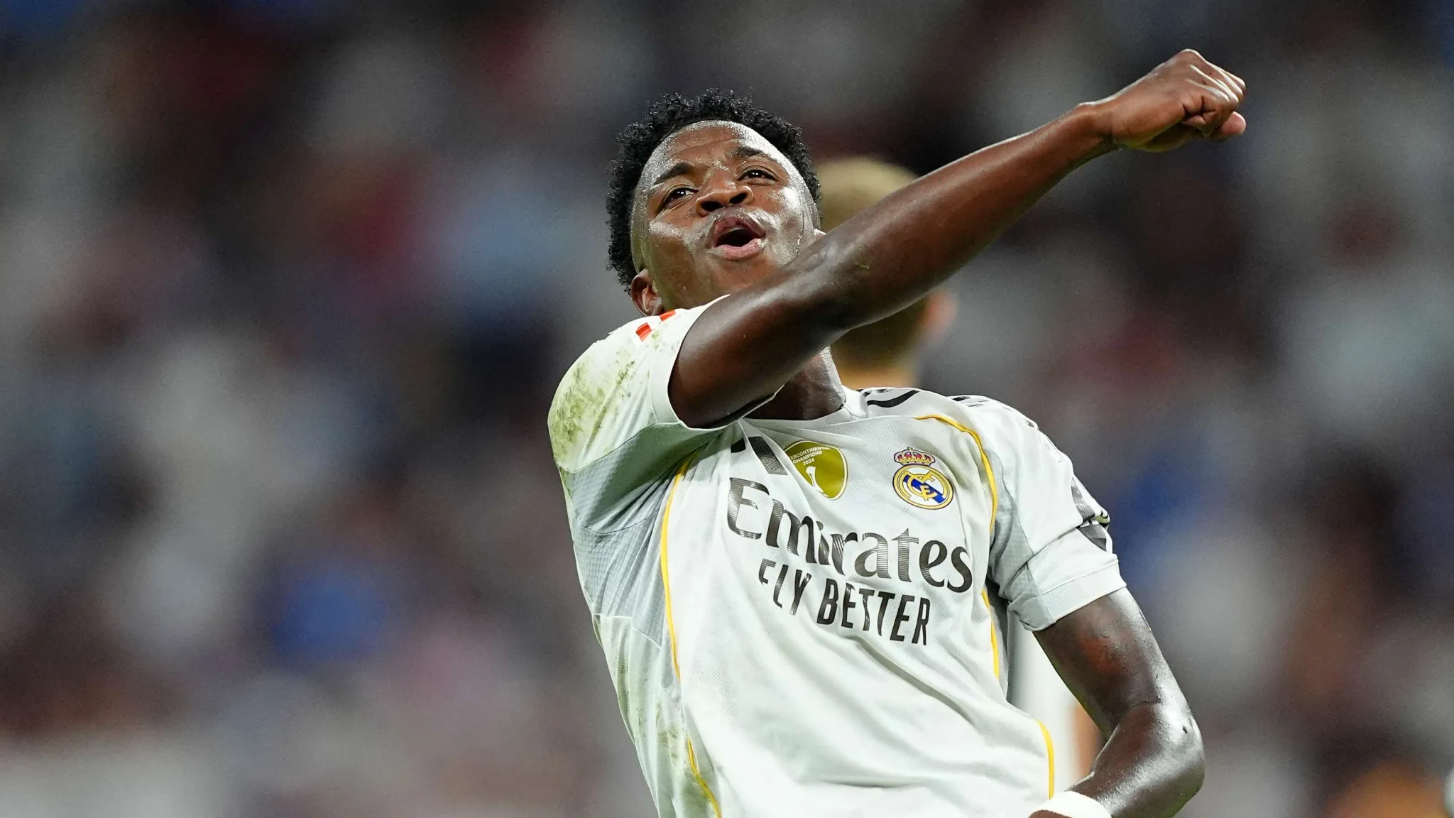 فينيسيوس جونيور يحتفل بهدف مع ريال مدريد وسط منافسة مع أرسنال لتجديد عقده في سوق الانتقالات الصيفية.