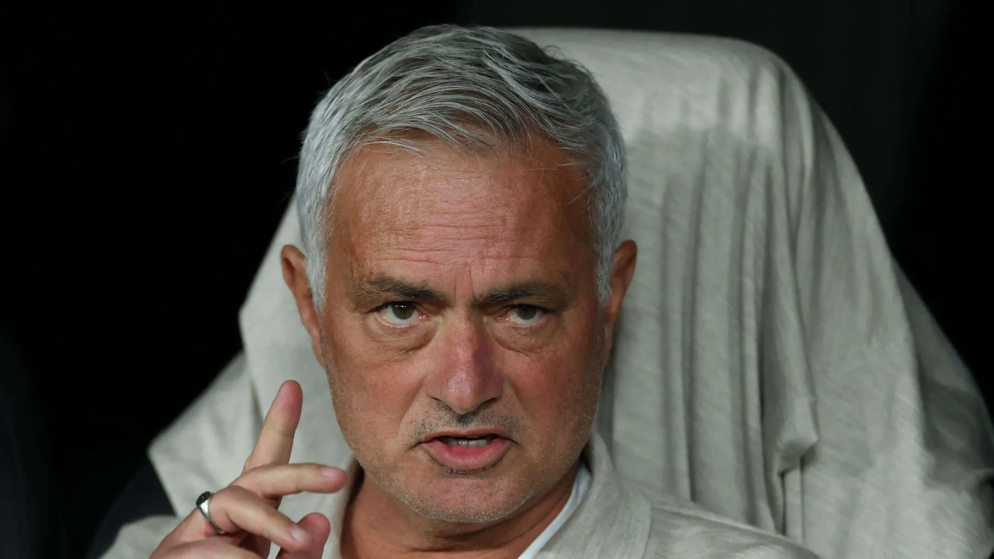 جوزيه مورينيو مدرب ريال مدريد يظهر بحزم وتركيز خلال مباراة الدوري الإسباني، معززاً نجاح الفريق في بداية الموسم.