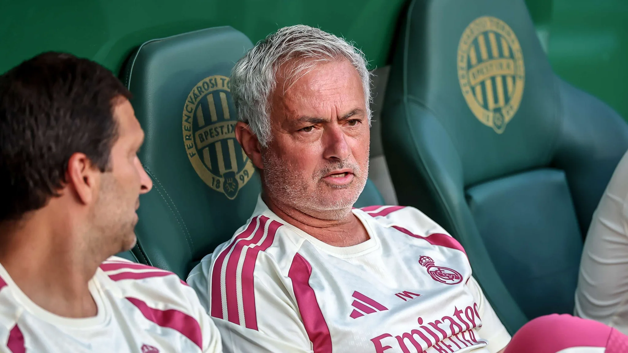 جوزيه مورينيو مدرب ريال مدريد يجلس على مقاعد البدلاء خلال مباراة، مع تركيز على تحديات إدارة النجوم والأنانية في الفريق.