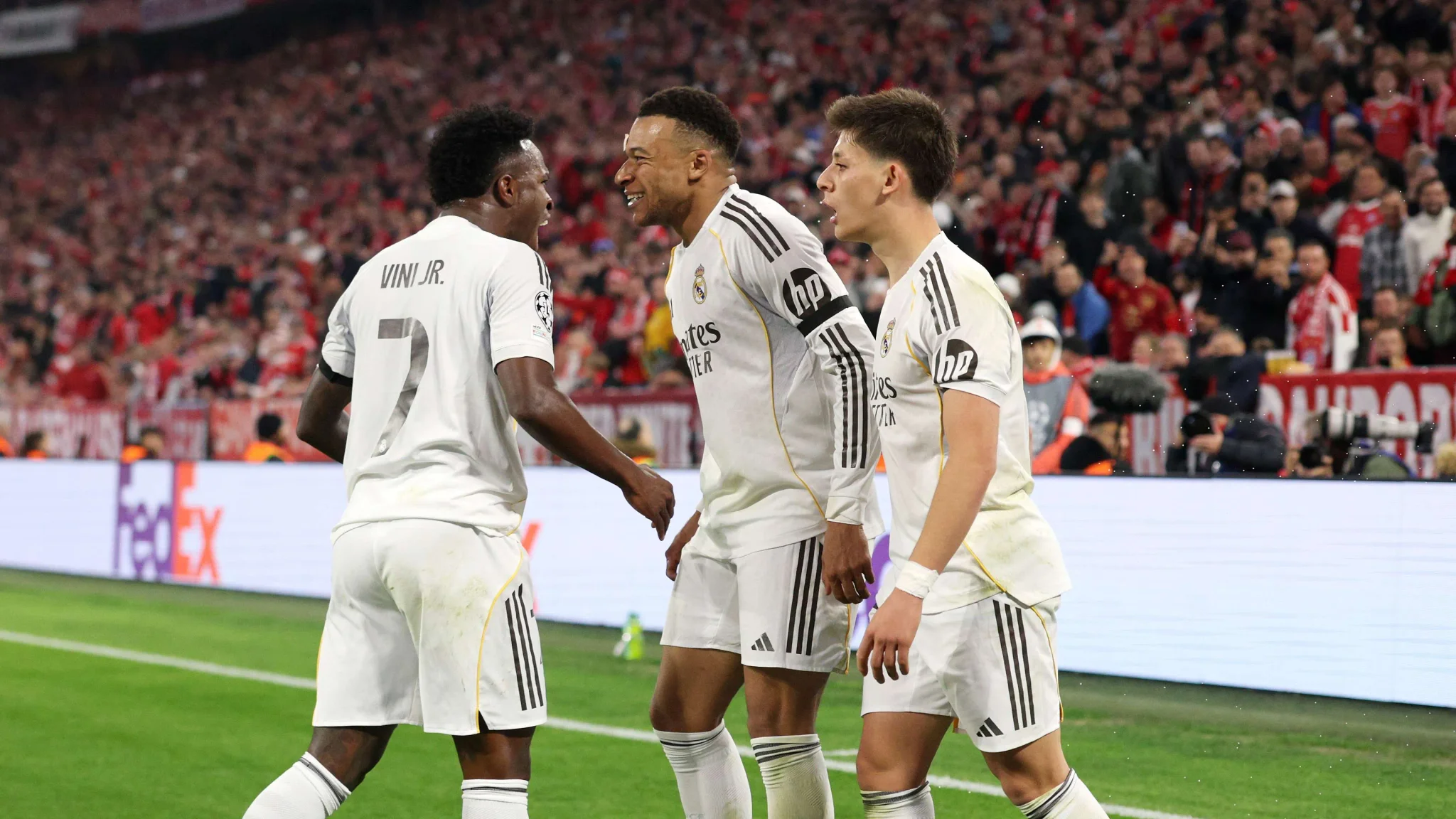 لاعبو ريال مدريد في لحظة احتفال خلال مباراة مهمة، تعكس تحديات إدارة المواهب والأنانية في الفريق تحت قيادة مورينيو.