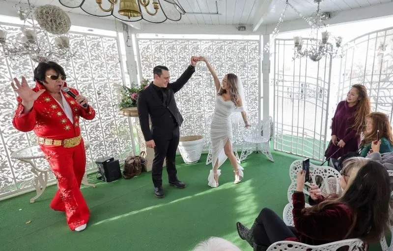 حفل زفاف غير تقليدي في لاس فيغاس، حيث يرتدي القيمون على الحفل ملابس مميزة، ويحتفل العروسان مع الحضور.