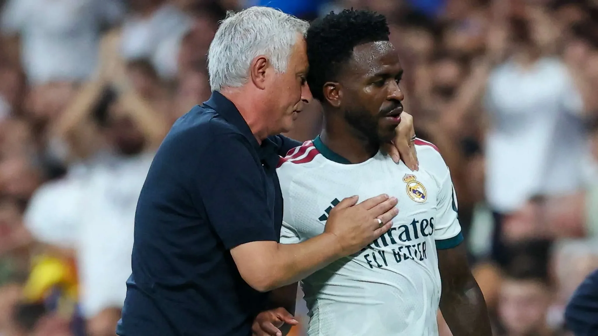 مدرب ريال مدريد مورينيو يواسي فينيسيوس جونيور خلال مباراة دوري أبطال أوروبا ضد إنتر ميلان.