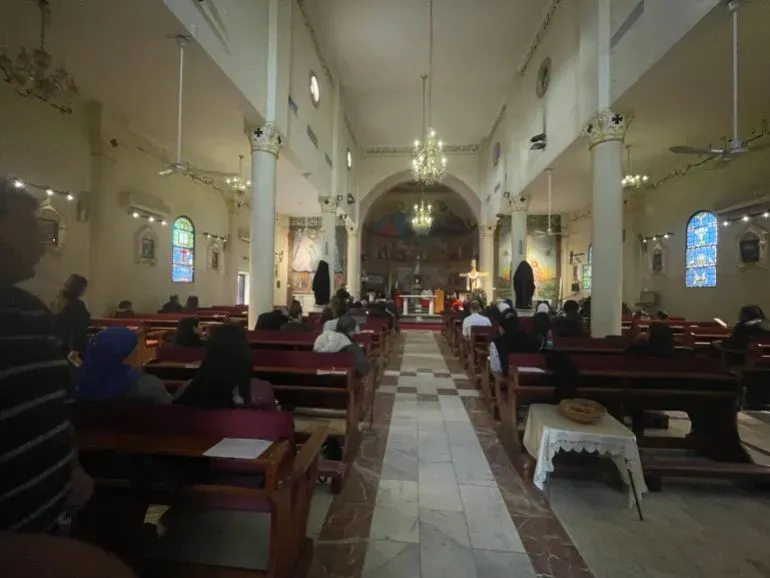 كنيسة في غزة خلال قداس عيد الفصح، حيث يجتمع عدد قليل من المسيحيين للاحتفال وسط أجواء من الحزن بسبب النزاع المستمر.