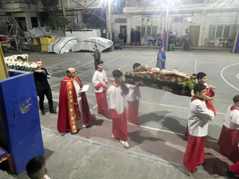 احتفال عيد الفصح في غزة، حيث يحمل الأطفال تمثالًا دينيًا وسط أجواء من الحزن والأمل في ظل الظروف الصعبة.