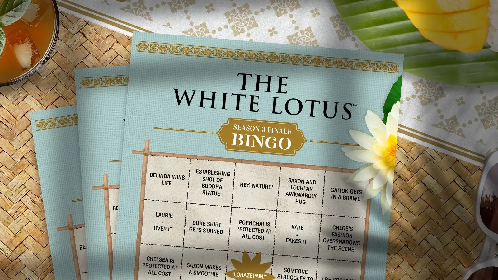 ورقة لعبة بينغو تحمل عنوان "اللوتس الأبيض" للموسم الثالث، مع مربعات مملوءة بمواقف وشخصيات من المسلسل، محاطة بزينة استوائية.