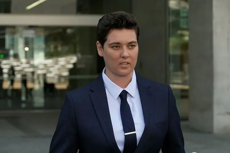 شخص يرتدي بدلة رسمية يتحدث أمام مبنى، مع تفاصيل خلفية غير واضحة. يشير إلى قضية قانونية تتعلق بوفاة طفلة بسبب إهمال طبي.