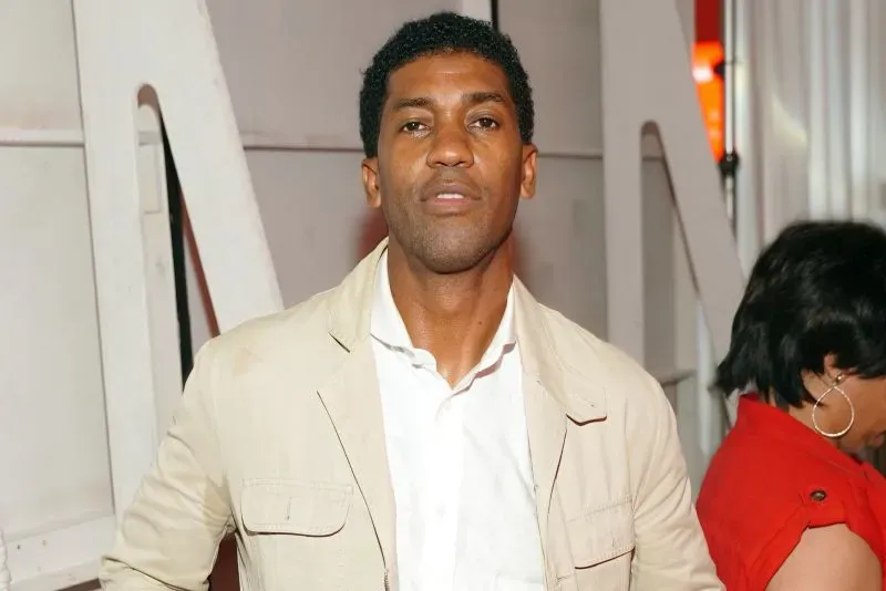 ديريك واتكينز، المعروف أيضًا باسم بنتلي، يظهر في حدث، حيث كان سابقًا مساعدًا لشون "ديدي" كومبس.