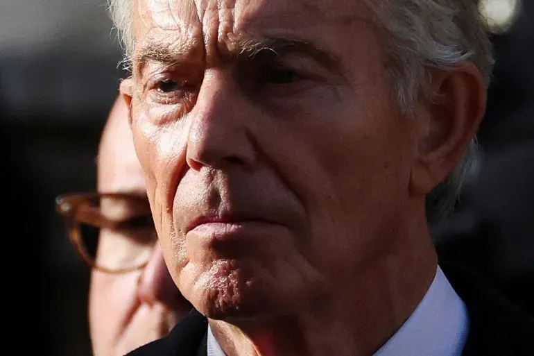 توني بلير، رئيس الوزراء البريطاني السابق، يظهر بتعبير جاد في سياق مناقشات حول دوره في مفاوضات السلام في غزة.