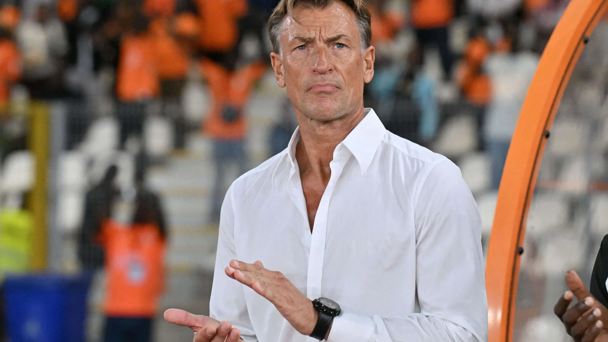 المدرب اليوناني جورجيوس دونيس يراقب المباراة بتركيز خلال استعدادات المنتخب السعودي لنهائي كأس الخليج 27 في جدة.