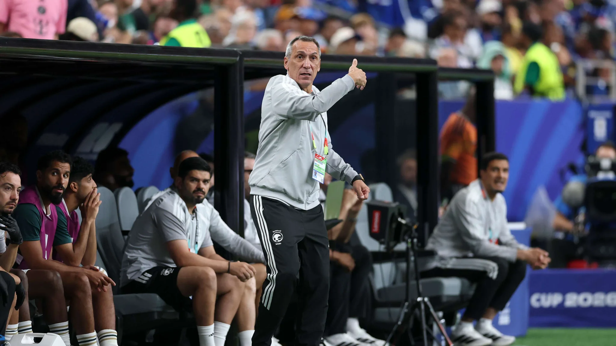 المدرب اليوناني جورجيوس دونيس يقود المنتخب السعودي من على دكة البدلاء خلال مباراة حاسمة في كأس الخليج العربي 2024.