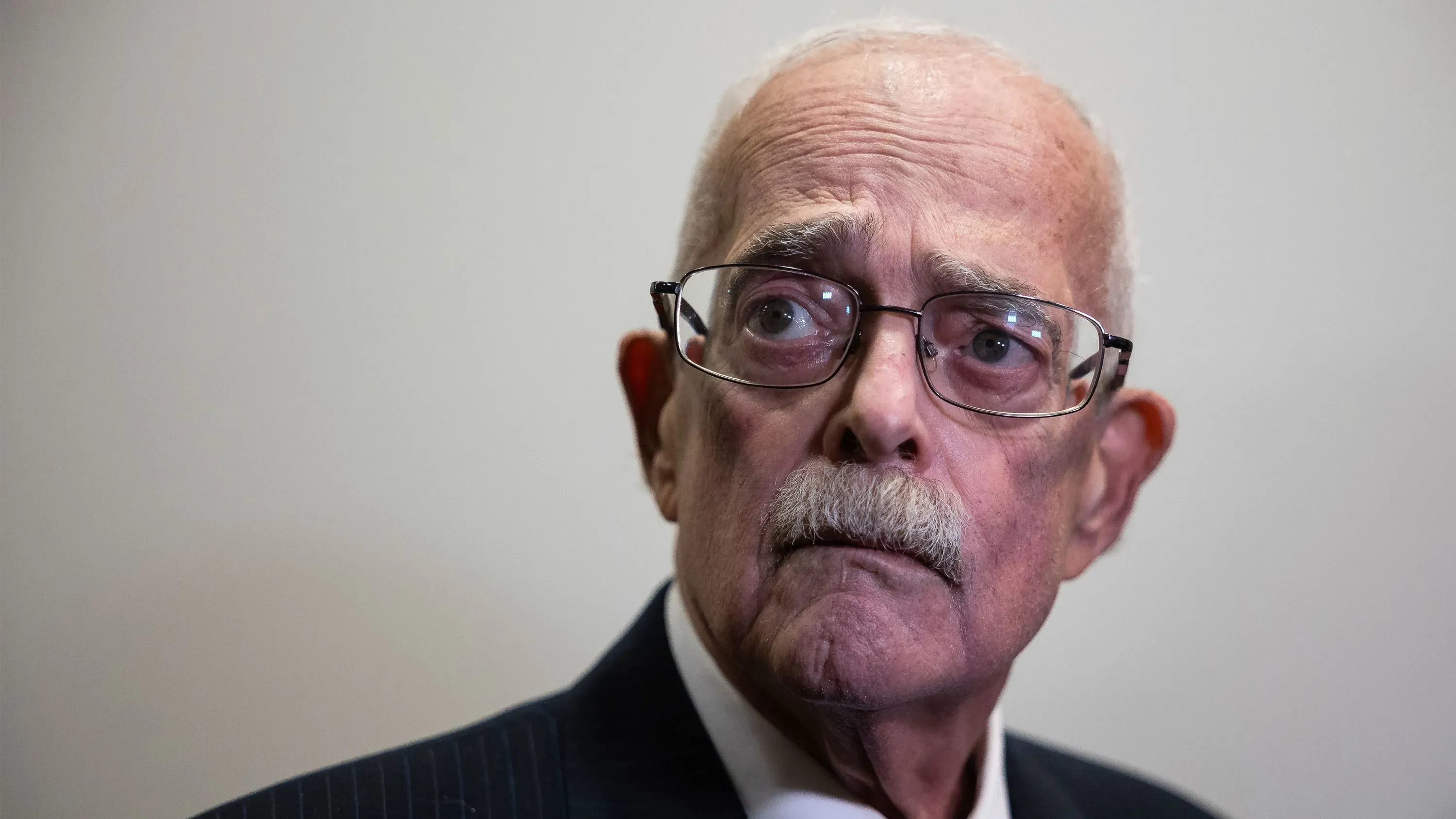 النائب جيري كونولي، عضو لجنة الرقابة، يظهر بتعبير جاد بعد إعلان عودته لسرطان المريء وقراره بعدم السعي لإعادة انتخابه.