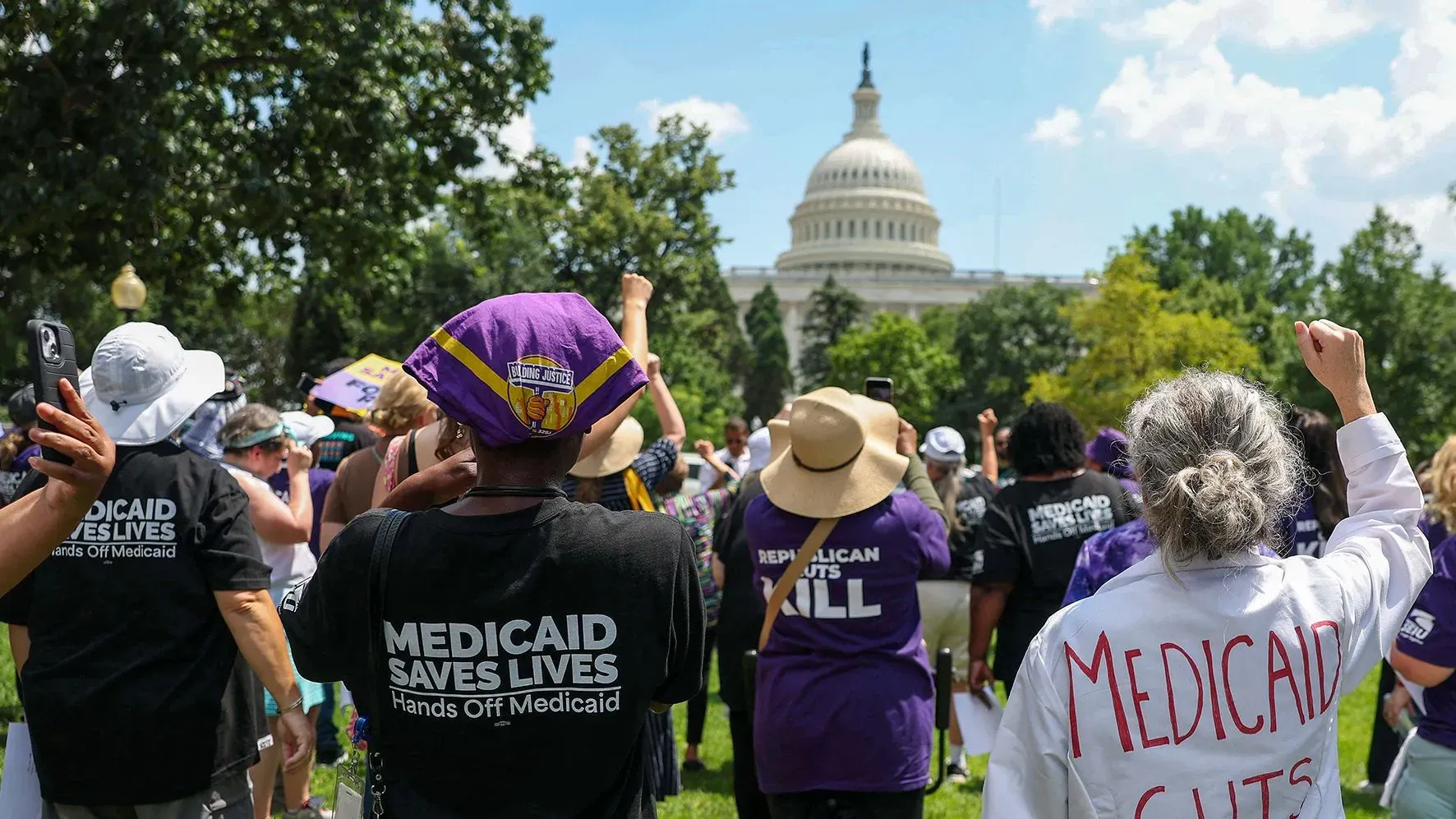 محتجون يرتدون قمصاناً تحمل شعارات تدعو لحماية برنامج ميديكيد، يتظاهرون أمام مبنى الكابيتول في واشنطن، مطالبين بعدم تخفيض الرعاية الصحية.