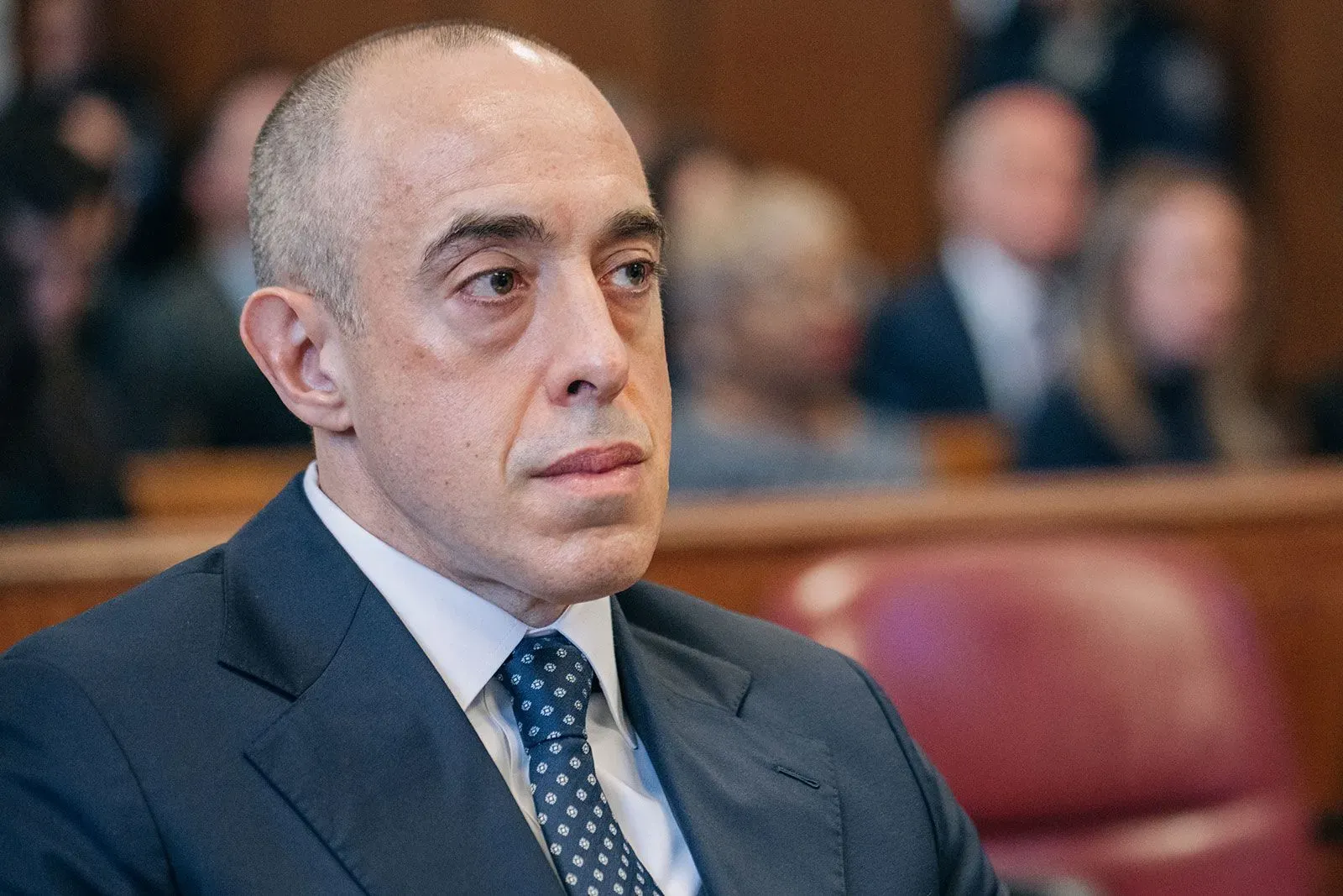 إيميل بوف، القاضي المعين حديثًا، يجلس في قاعة المحكمة خلال جلسة استماع، مع التركيز على تعيينه المثير للجدل في محكمة الاستئناف.