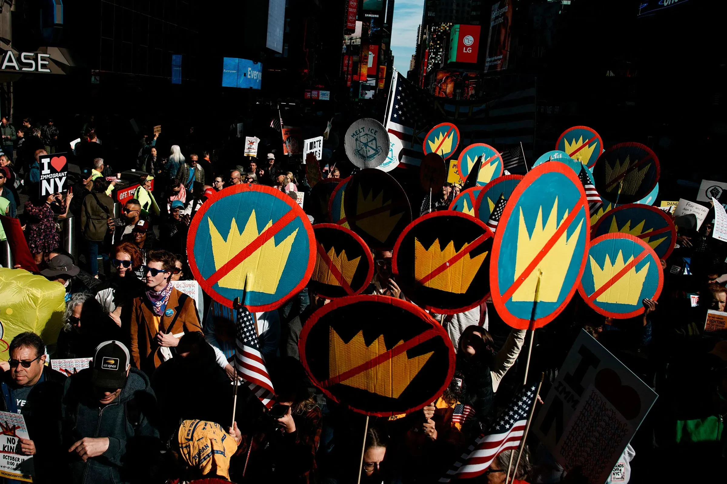 تجمع حشود من المتظاهرين في نيويورك يحملون لافتات تحمل شعار "لا للملوك" تعبيرًا عن معارضتهم لسياسات ترامب.
