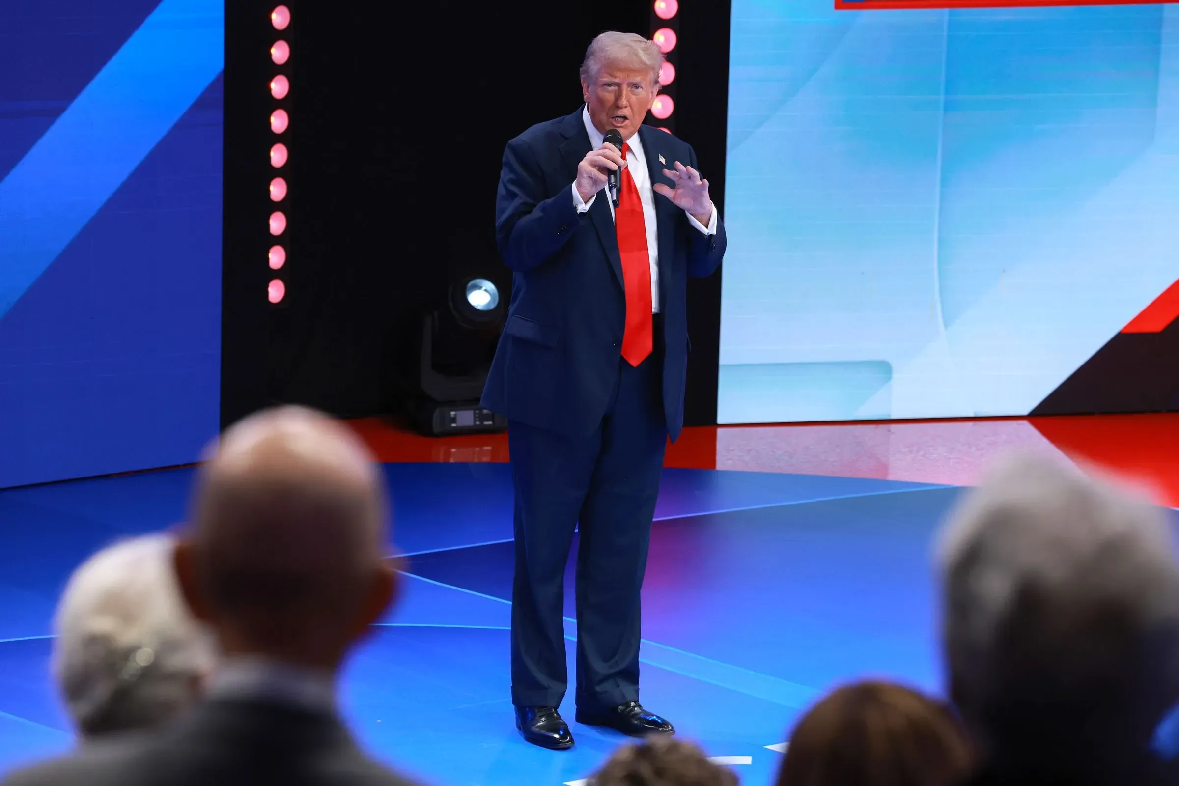 ترامب يتحدث خلال حدث سياسي، مع التركيز على قضايا الاقتصاد والهجرة، وسط تراجع دعم الناخبين اللاتينيين له في 2024.