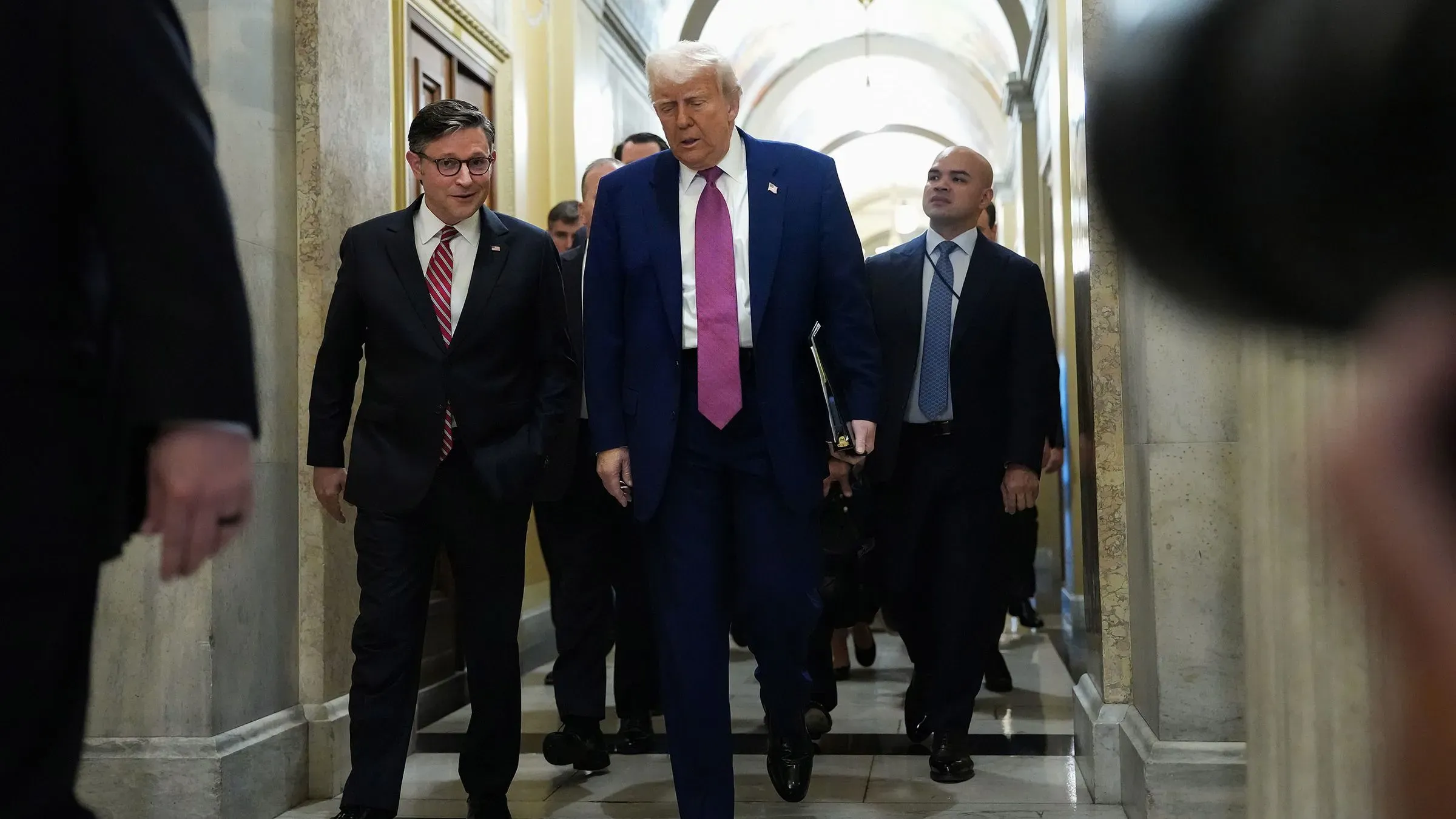 ترامب يسير في الكابيتول هيل برفقة مستشارين، حيث يناقش مشروع القانون الجمهوري حول التخفيضات في برامج الرعاية الاجتماعية.