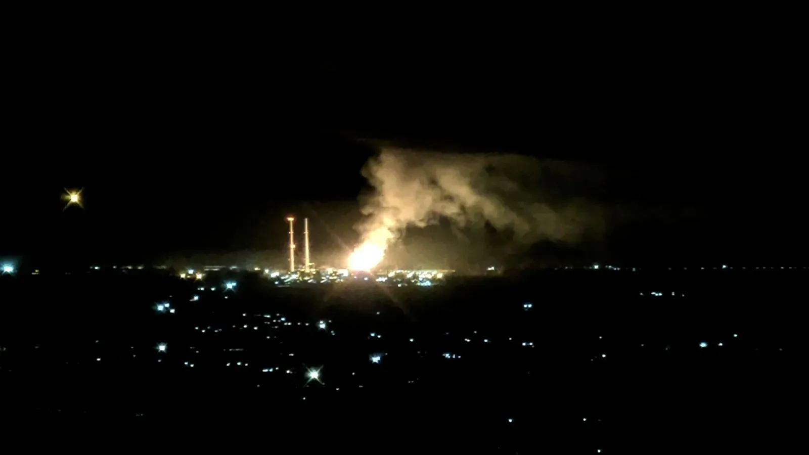 حريق ضخم في محطة موس لاندينج للطاقة بكاليفورنيا، مع تصاعد الدخان والهبوط، مما أدى إلى أوامر إخلاء للمقيمين بسبب المخاطر الكيميائية.