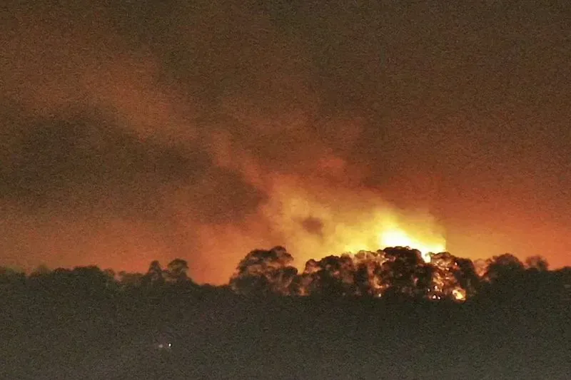 اندلاع حريق في محطة موس لاندينج للطاقة بكاليفورنيا، مع تصاعد الدخان واللهب في السماء، مما أدى إلى أوامر إخلاء للسكان القريبين.