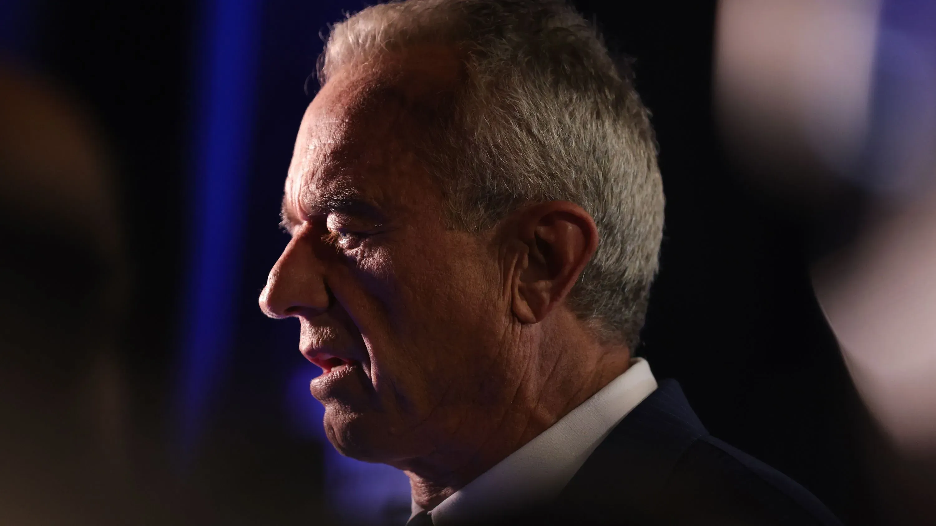 تصريح وزير الصحة روبرت كينيدي جونيور خلال مؤتمر صحفي، حيث يناقش تفشي مرض الحصبة في غرب تكساس وأثره.